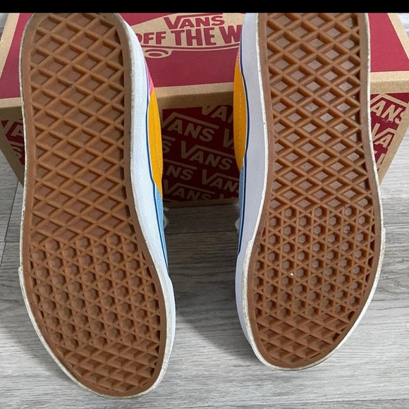 Vans - Picture 5 of 6